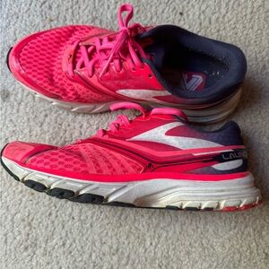 Brooks hot pink tennis shoes size 8